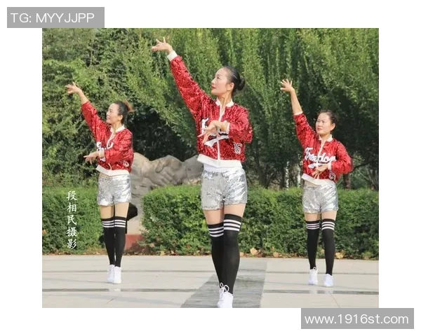打篮球与广场舞的魅力碰撞：青春活力与优雅韵律的完美融合